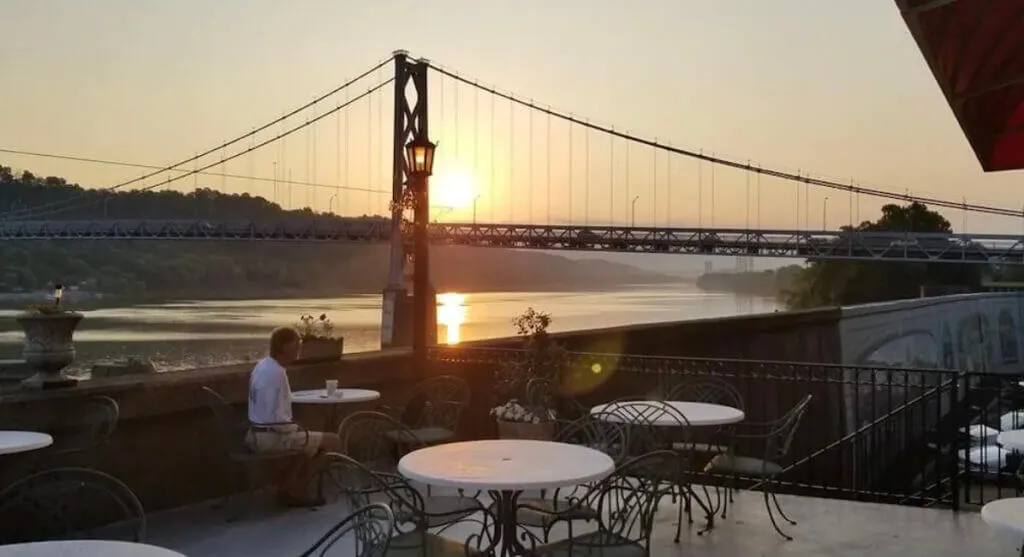 Romantic place to stay in Kentucky with river view French Quarter Inn