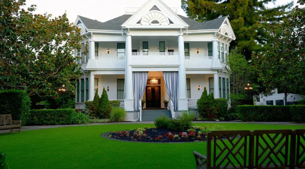 Exterior of downtown Napa hotel White House Napa Valley Inn