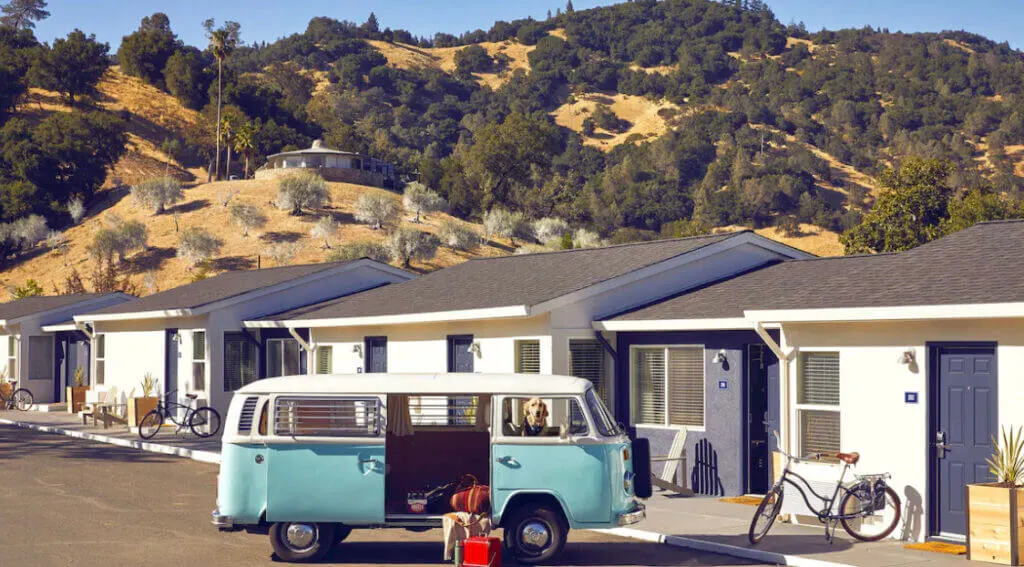 Vier from outside cool hotel in Napa Calistoga Motor Lodge and Spa
