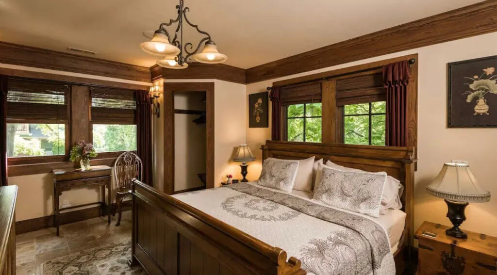 Room at cool Asheville place to stay 1900 Inn on Montford