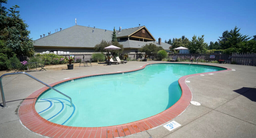 outdoor pool at Oregon Garden Resort 