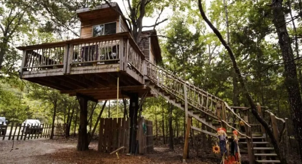 large treehouse unusual places to stay in the US at the Hummingbird Treehouses Oklahoma