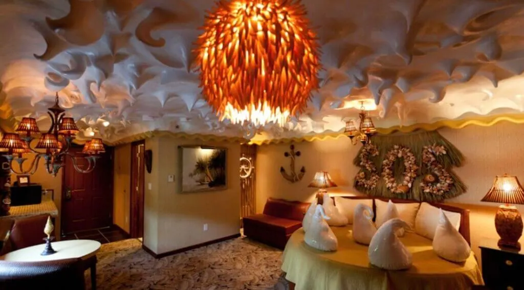 lemon cream pie themed room at Roxbury Motel New York hotel
