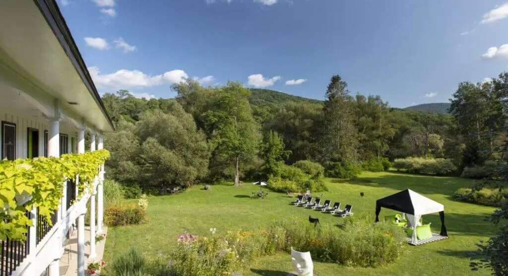 outdoors and lawn area for guests at Roxbury Motel