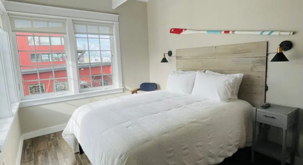 room at the The Wheelhouse on Pier 11 Astoria OR oregon coast lodging