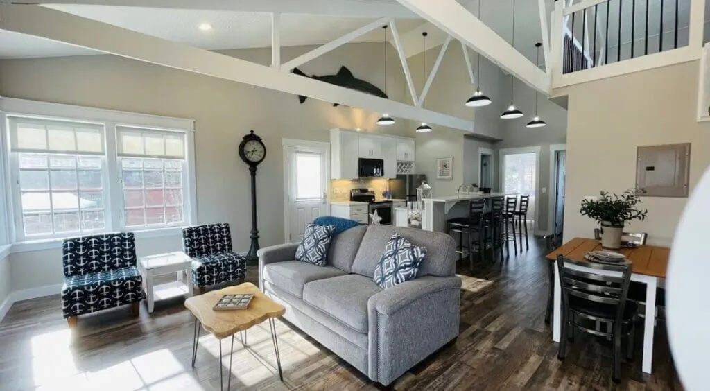 large living room and kitchen accommodation vrbo in Astoria