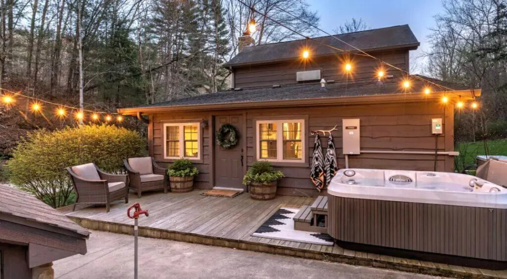 Brooks Run one of the modern Brown County IN cabin rentals with hot tubs