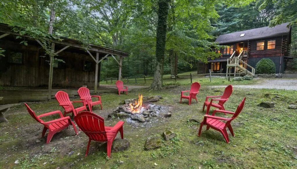 outdoor fire pit and seating at Cozy Pines Cabin