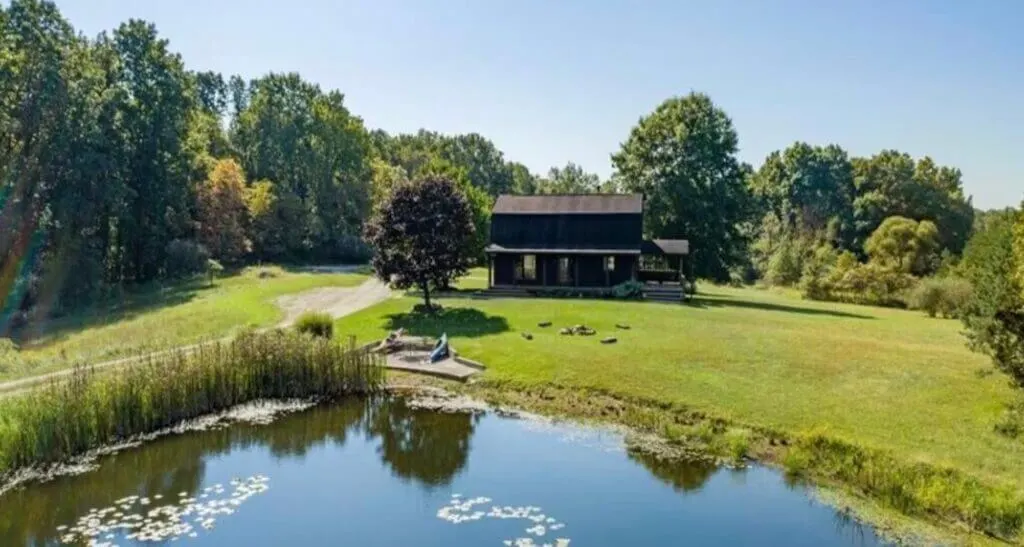 spacious lawn outdoors view at 7 Acre Legacy Lodge Indiana