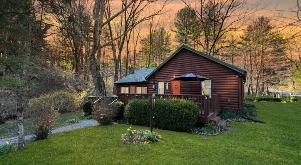 vrbo brown county cabin IN rental Brookside cabin exterior