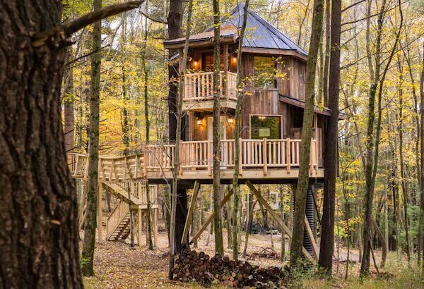 el castillo treehouse cabin in ohio surrounded by trees