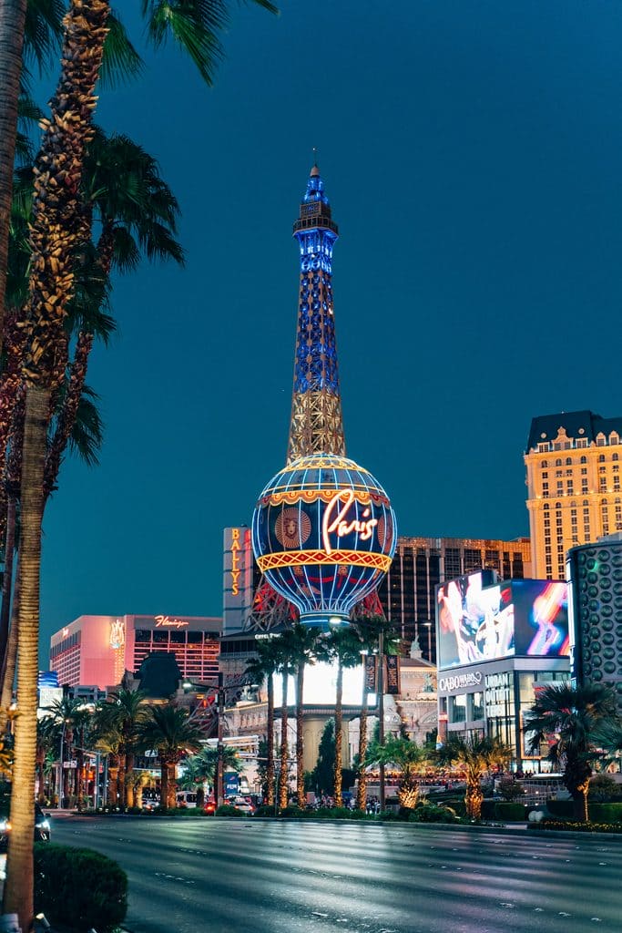 Paris Las vegas - eiffel tower observation deck for sunset