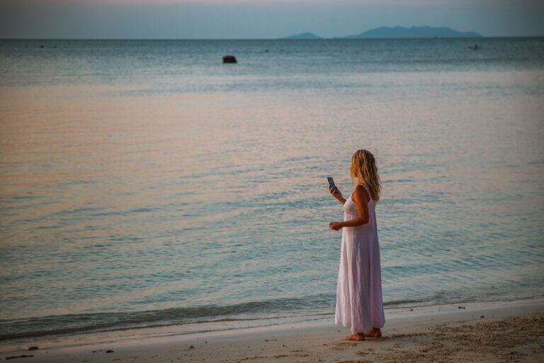 wait for a call, taking photos, woman, blond, beach, water, sunset, photography, camera, smartphone, photo, mobile, female, people, to travel, person, phone, lifestyle, nature, picture, wait, reception, cell phone reception