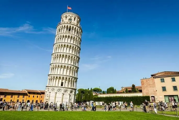 Leaning Tower os Pisa is a must on any 3 days tuscany itinerary